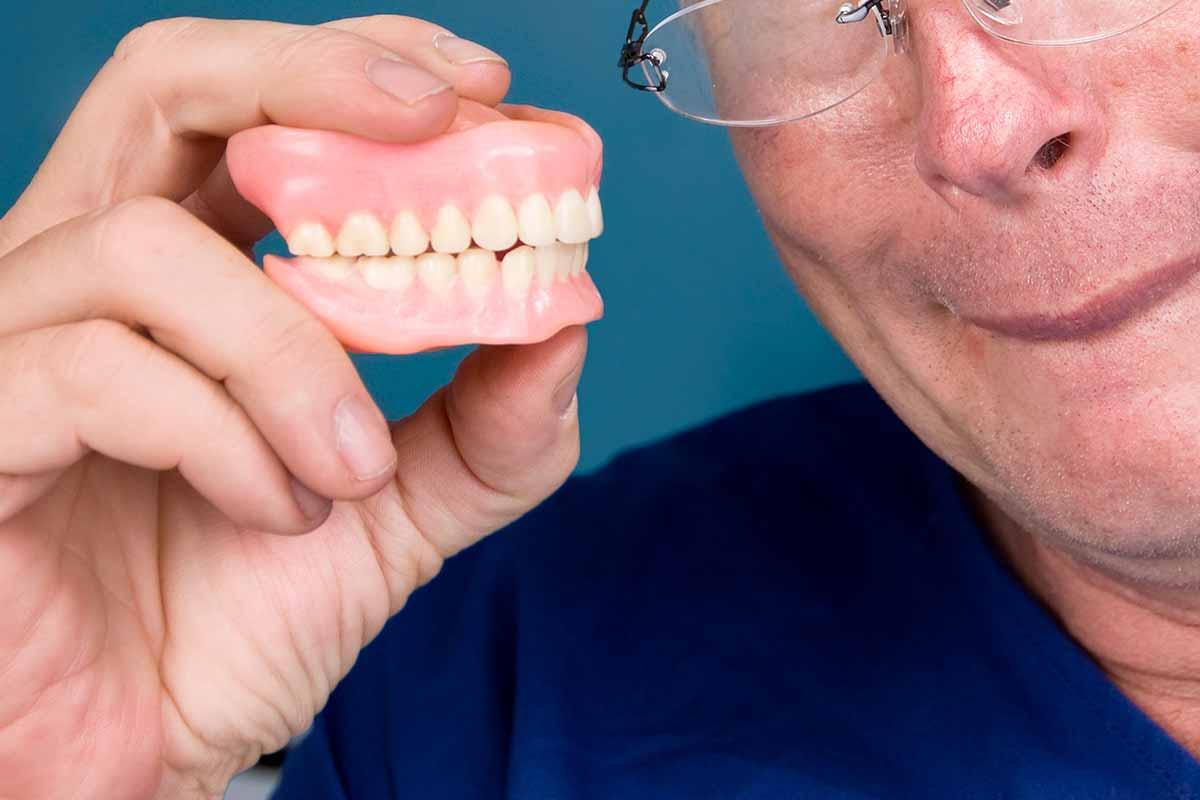 How to choose the right type of dentures for your problem preview image